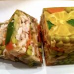 Ryba, a konkretnie makrela wędzona w galarecie z dodatkiem groszku i marchewki.