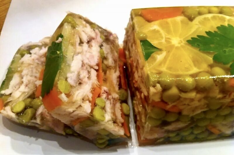 Ryba, a konkretnie makrela wędzona w galarecie z dodatkiem groszku i marchewki.