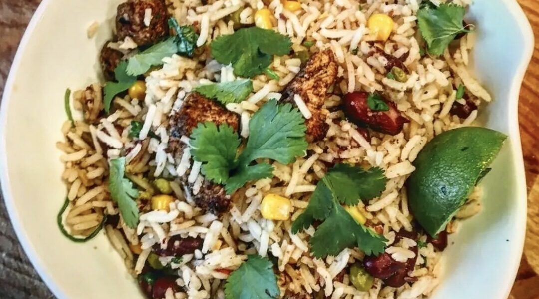 Ryż smażony z kurczakiem, a następnie wymieszany z czerwoną fasolką i kukurydzą doprawiony kolendrą i sokiem z limonki.