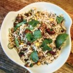 Ryż smażony z kurczakiem, a następnie wymieszany z czerwoną fasolką i kukurydzą doprawiony kolendrą i sokiem z limonki.