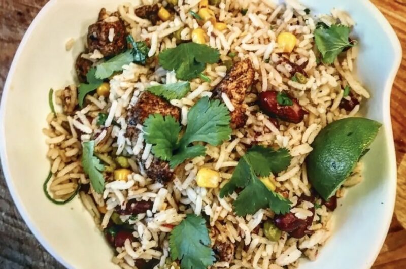 Ryż smażony z kurczakiem, a następnie wymieszany z czerwoną fasolką i kukurydzą doprawiony kolendrą i sokiem z limonki.