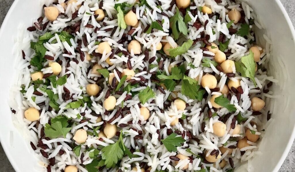 Czarny i biały ryż gotowane i wymieszane z ciecierzycą z puszki z dodatkiem natki pietruszki.