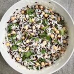 Czarny i biały ryż gotowane i wymieszane z ciecierzycą z puszki z dodatkiem natki pietruszki.