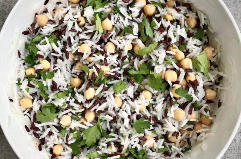 Czarny i biały ryż gotowane i wymieszane z ciecierzycą z puszki z dodatkiem natki pietruszki.