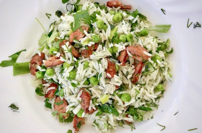 Gotowany ryż wymieszany z groszkiem i przesmażoną kiełbasą z dodatkiem wielu świeżych ziół.