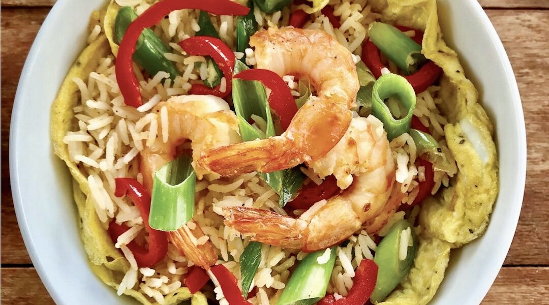 Ugotowany, a następnie krótko smażony ryż z krewetkami, dymką, papryką oraz omletem z jajka doprawiony sosem sezamowym.