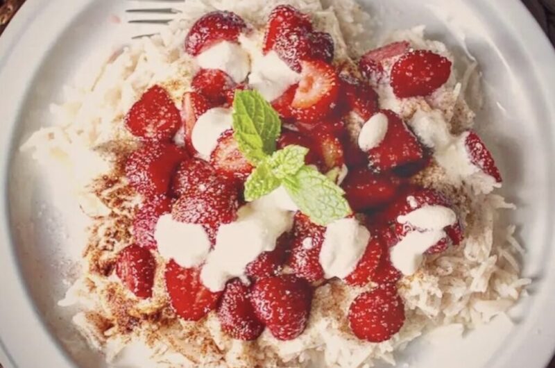 Pyszny i aromatyczny ryż z dojrzałymi truskawkami i cynamonem polany kwaśną śmietaną.