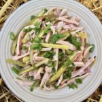 Prosta sałatka bawarska z krojoną mortadelą z dodatkiem ogórków konserwowych i cebuli polana kwaśnym sosem.