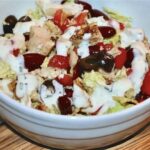 Sałatka gyros przyrządzona została ze smażonej piersi z kurczaka z dodatkiem pomidorów, kapusty pekińskiej i papryki oraz czerwonej fasolki. Składniki połączone zostały sosem z majonezu i jogurtu.