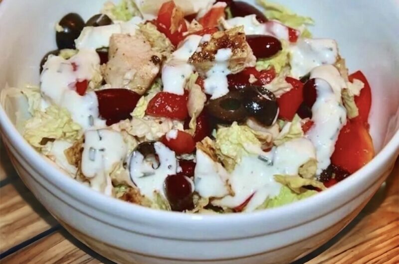 Sałatka gyros przyrządzona została ze smażonej piersi z kurczaka z dodatkiem pomidorów, kapusty pekińskiej i papryki oraz czerwonej fasolki. Składniki połączone zostały sosem z majonezu i jogurtu.