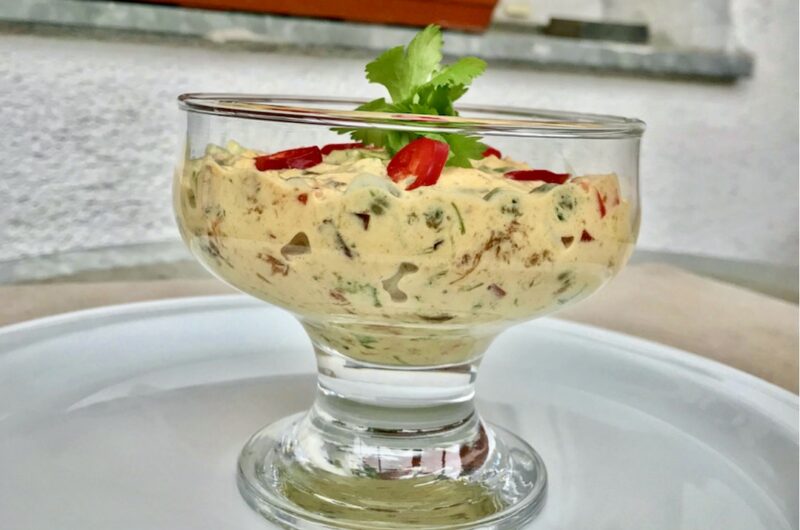 Sałatka krewetkowa z dodatkiem kaparów, papryki, suszonych śliwek podana z jogurtem i kolendrą.