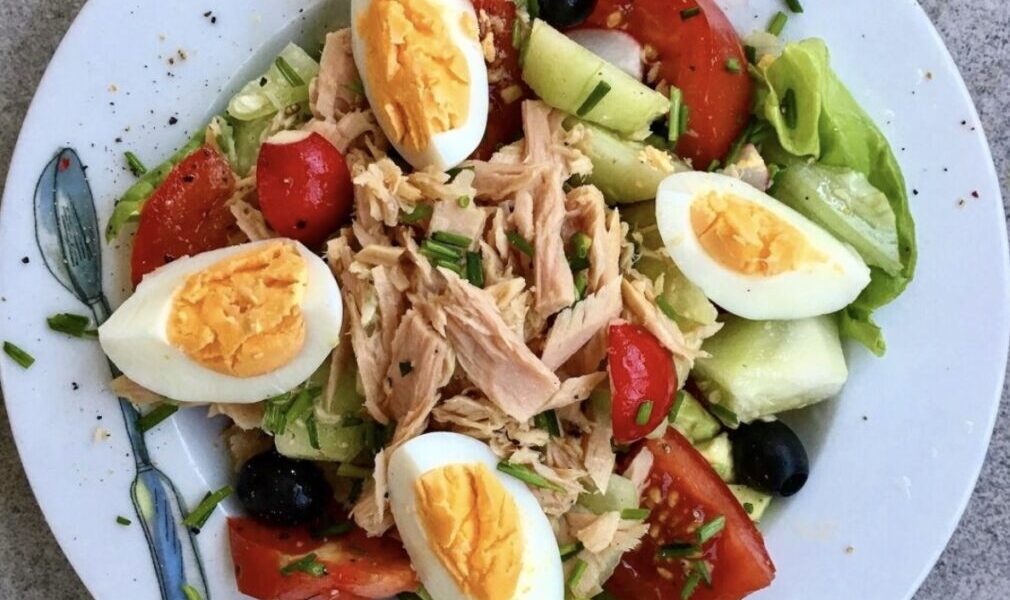 Sałatka nicejska przygotowana z tuńczykiem i warzywami, jednak w wersji nieco odmiennej od oryginalnej sałatki z Lazurowego Wybrzeża.