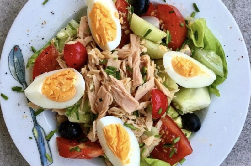 Sałatka nicejska przygotowana z tuńczykiem i warzywami, jednak w wersji nieco odmiennej od oryginalnej sałatki z Lazurowego Wybrzeża.