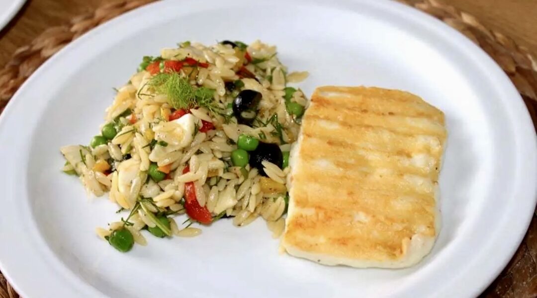 Sałatka przygotowana po grecku z dodatkiem miksowanych warzyw oraz makaronu w kritharaki i sera halloumi z rusztu.