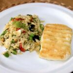 Sałatka przygotowana po grecku z dodatkiem miksowanych warzyw oraz makaronu w kritharaki i sera halloumi z rusztu.