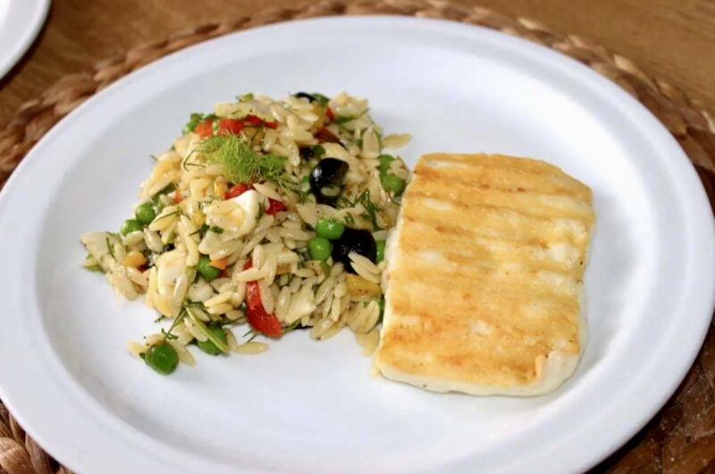 Sałatka przygotowana po grecku z dodatkiem miksowanych warzyw oraz makaronu w kritharaki i sera halloumi z rusztu.