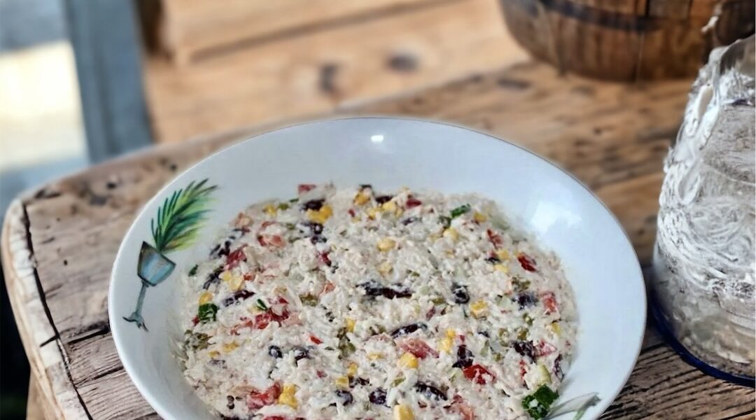 Sałatka ryżowa przygotowana z fasolki, kukurydzy, groszku, papryki i ogórków podana z tuńczykiem w sosie własnym.