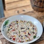 Sałatka ryżowa przygotowana z fasolki, kukurydzy, groszku, papryki i ogórków podana z tuńczykiem w sosie własnym.