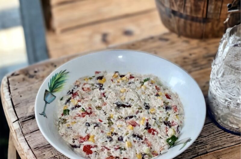 Sałatka ryżowa przygotowana z fasolki, kukurydzy, groszku, papryki i ogórków podana z tuńczykiem w sosie własnym.