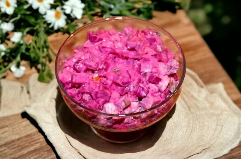 Sałatka śledziowa przyrządzona z dodatkiem korniszonów i papryki oraz z pieczonymi burakami i gęstym jogurtem greckim.