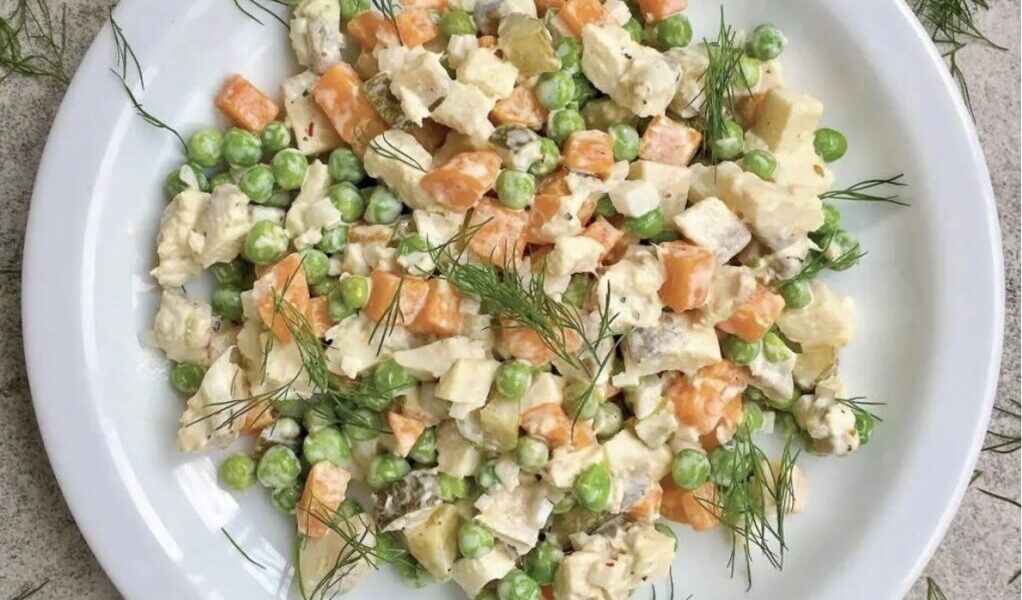 Rewelacyjna sałatka śledziowa z krojonego fileta typu matias oraz zielonego groszku, marchewki, cebuli i ogórków konserwowych połączona majonezem.