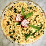 Sałatka warstwowa ze śledziem z dodatkiem gotowanych startych ziemniaków i marchewki oraz jajek, sera i majonezu. Pycha!