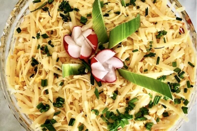 Sałatka warstwowa ze śledziem z dodatkiem gotowanych startych ziemniaków i marchewki oraz jajek, sera i majonezu. Pycha!