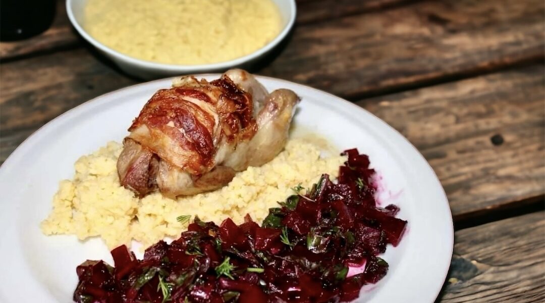 Sałatka z botwinki powstaje z pieczonych i krojonych drobno buraków czerwonych z dodatkiem świeżego koperku i soku z cytryny.