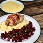 Sałatka z botwinki powstaje z pieczonych i krojonych drobno buraków czerwonych z dodatkiem świeżego koperku i soku z cytryny.