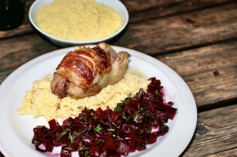 Sałatka z botwinki powstaje z pieczonych i krojonych drobno buraków czerwonych z dodatkiem świeżego koperku i soku z cytryny.