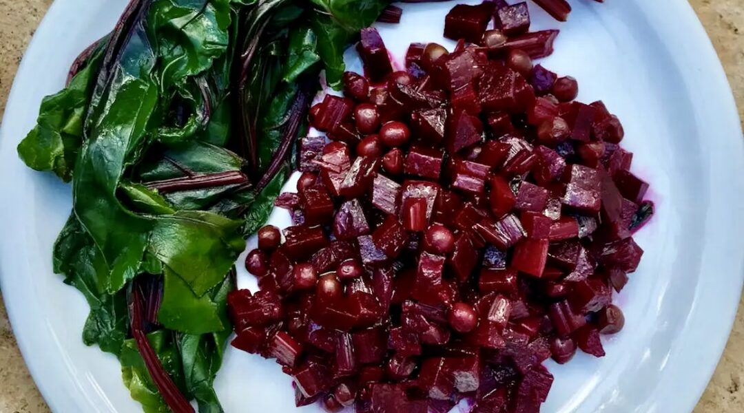 Sałatka z buraków może być rewelacyjna i wcale nie musi zawierać tony majonezu. Wystarczą tylko buraki, groszek i oliwa.