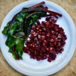 Sałatka z buraków może być rewelacyjna i wcale nie musi zawierać tony majonezu. Wystarczą tylko buraki, groszek i oliwa.