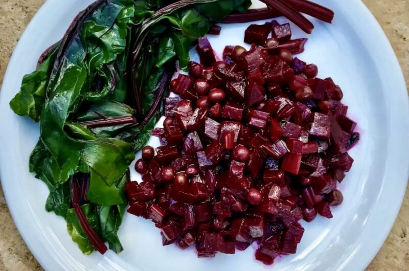 Sałatka z buraków może być rewelacyjna i wcale nie musi zawierać tony majonezu. Wystarczą tylko buraki, groszek i oliwa.