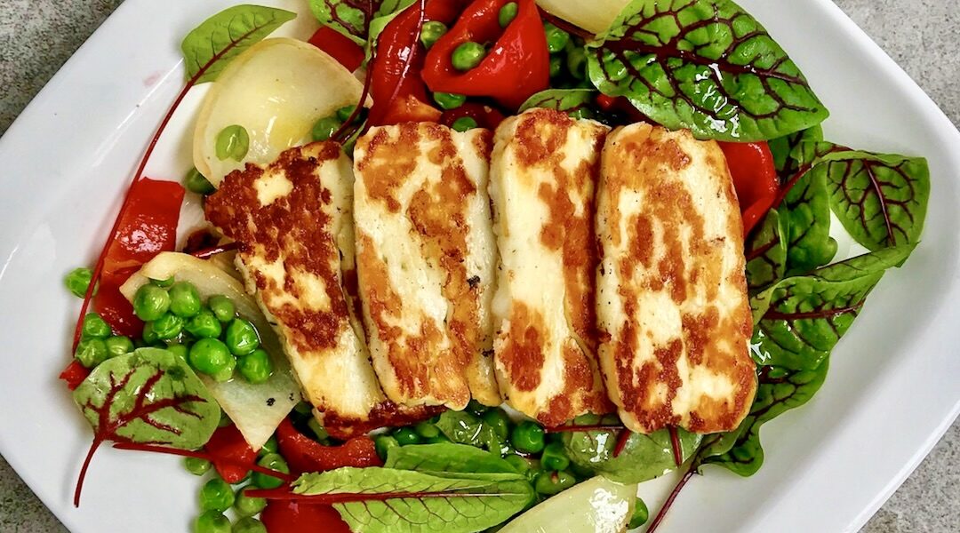 Sałatka, w której główną rolę pełni grillowany cypryjski ser halloumi, który podany jest z krótko smażonymi warzywami.