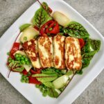 Sałatka, w której główną rolę pełni grillowany cypryjski ser halloumi, który podany jest z krótko smażonymi warzywami.