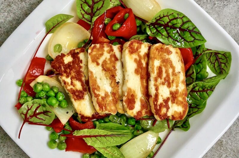 Sałatka, w której główną rolę pełni grillowany cypryjski ser halloumi, który podany jest z krótko smażonymi warzywami.