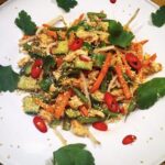 Niezwykła sałatka z kurczakiem po azjatycku podana z fasolką szparagową, ogórkiem i marchewką w intrygującym sosie.