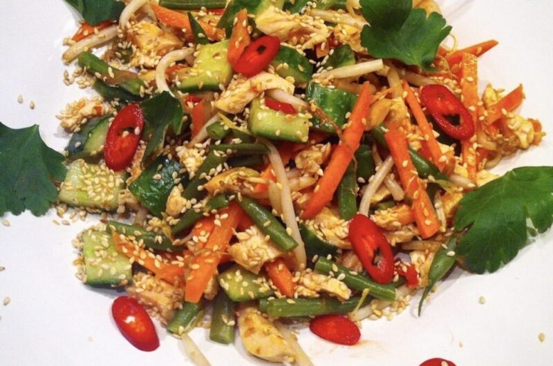 Niezwykła sałatka z kurczakiem po azjatycku podana z fasolką szparagową, ogórkiem i marchewką w intrygującym sosie.