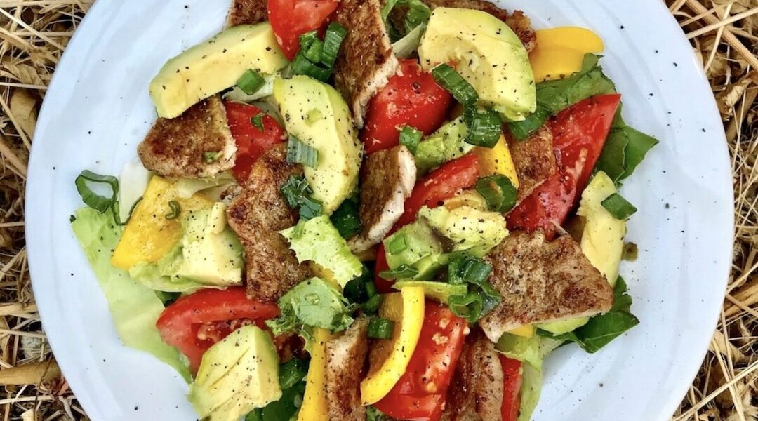 Sałatka przygotowana ze smażoną polędwiczką wieprzową z dodatkiem sałaty rzymskiej, papryki, pomidora i awokado.