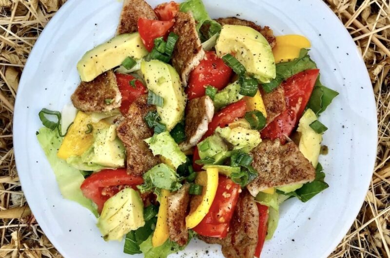 Sałatka przygotowana ze smażoną polędwiczką wieprzową z dodatkiem sałaty rzymskiej, papryki, pomidora i awokado.