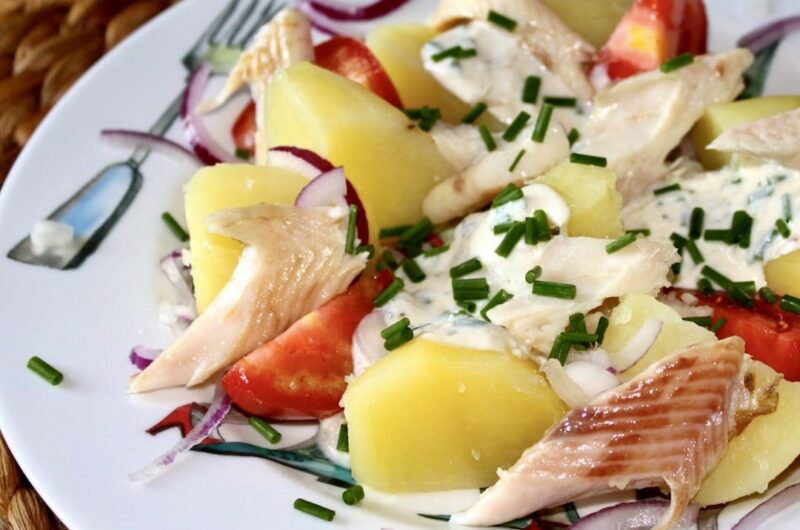 Sałatka z gotowanymi ziemniakami sałatkowymi i pstrągiem wędzonym podana z dipem szczypiorkowym.