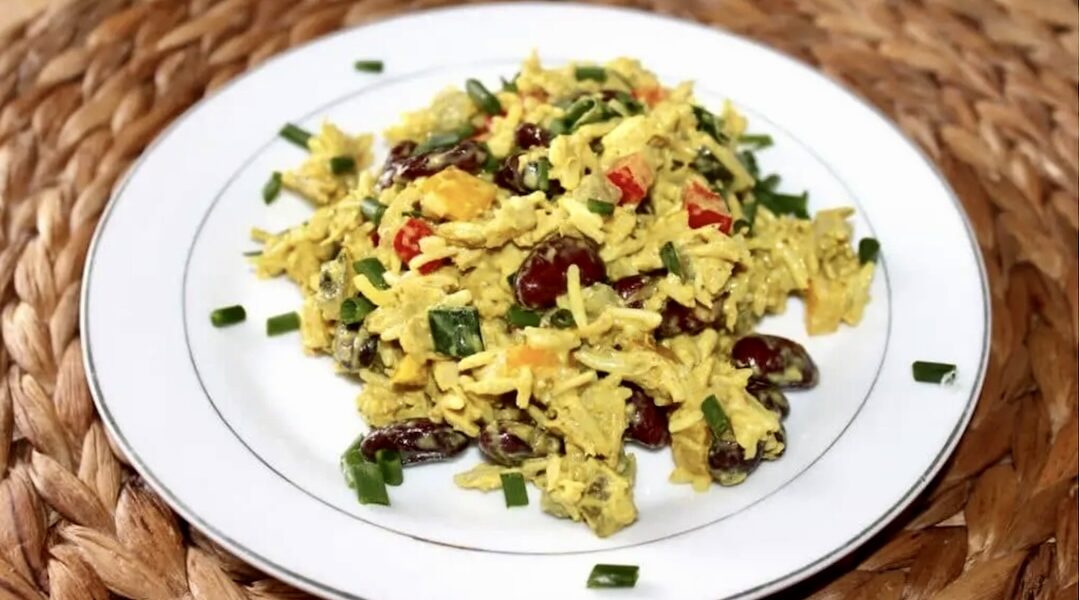 Sałatka z ryżem z dodatkiem tuńczyka, papryki, czerwonej fasolki i ogórków kiszonych z sosem z jogurtu, majonezu i curry.