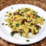 Sałatka z ryżem z dodatkiem tuńczyka, papryki, czerwonej fasolki i ogórków kiszonych z sosem z jogurtu, majonezu i curry.