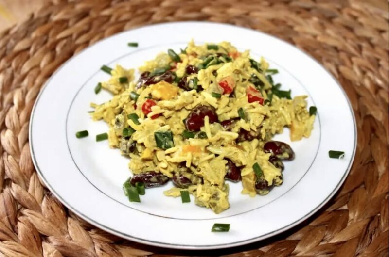 Sałatka z ryżem z dodatkiem tuńczyka, papryki, czerwonej fasolki i ogórków kiszonych z sosem z jogurtu, majonezu i curry.