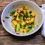 Salsa z mango z obranego i drobno pokrojonego mango wymieszanego z chilli, świeżym ogórkiem, dymką, oliwą i sokiem z limonki.