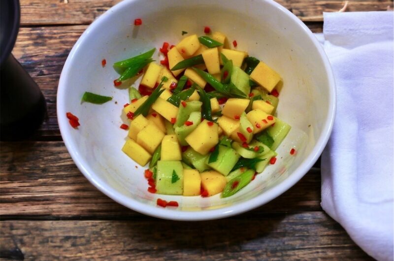Salsa z mango z obranego i drobno pokrojonego mango wymieszanego z chilli, świeżym ogórkiem, dymką, oliwą i sokiem z limonki.