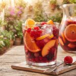 Sangria to napój alkoholowy na lato przygotowany z czerwonego wina, odrobiny rumu lub Martini, wody mineralnej i dojrzałych owoców.