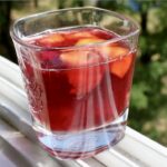 Sangria to napój alkoholowy na lato przygotowany z czerwonego wina, odrobiny rumu lub Martini, wody mineralnej i dojrzałych owoców.