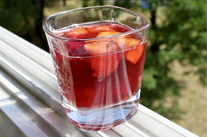 Sangria to napój alkoholowy na lato przygotowany z czerwonego wina, odrobiny rumu lub Martini, wody mineralnej i dojrzałych owoców.