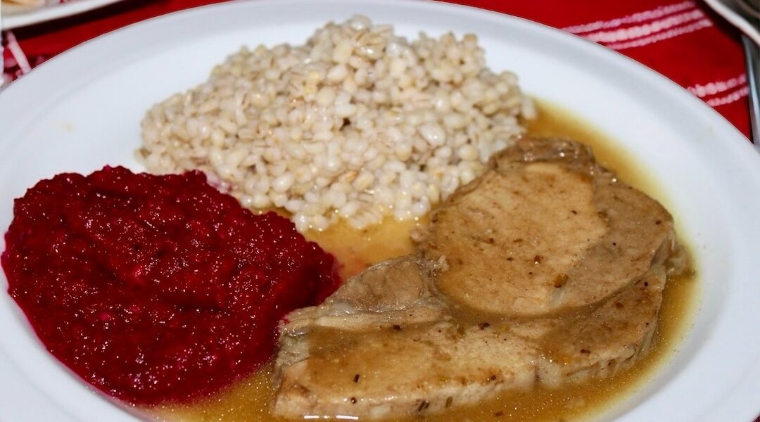 Schab wieprzowy w kawałku nadziany wędzoną słoniną i marynowany, a następnie pieczony w rękawie z warzywami.